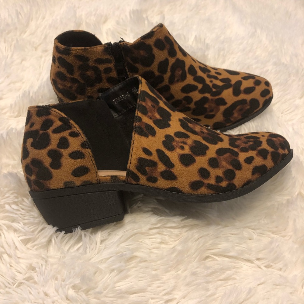 New leopard side cutout booties - Picture 2 of 8